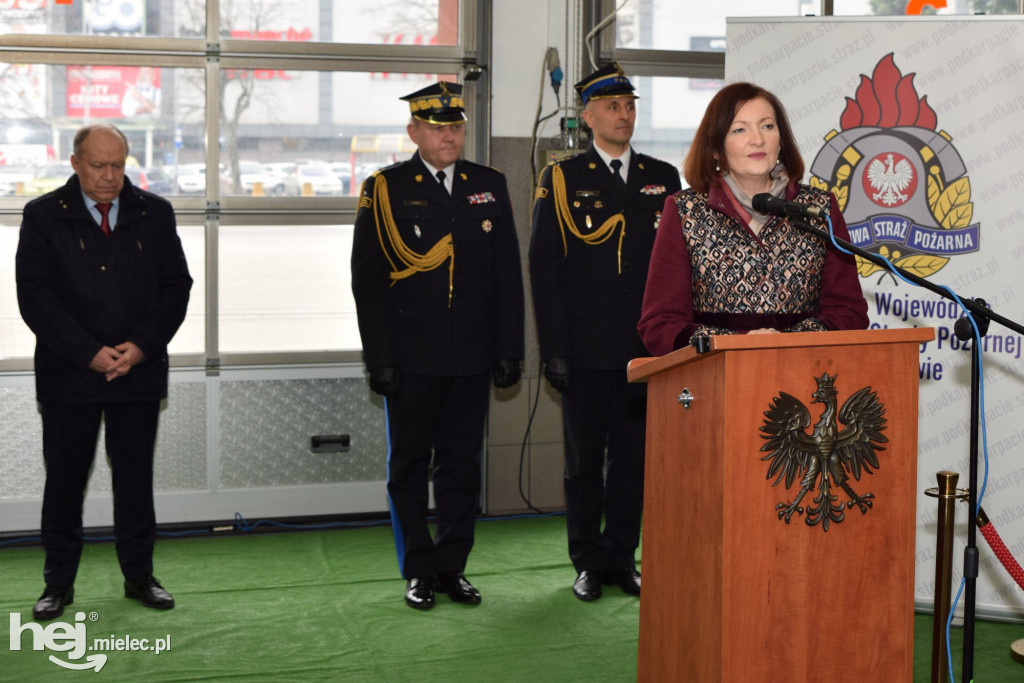 Odebrali promesy na wozy strażackie dla OSP