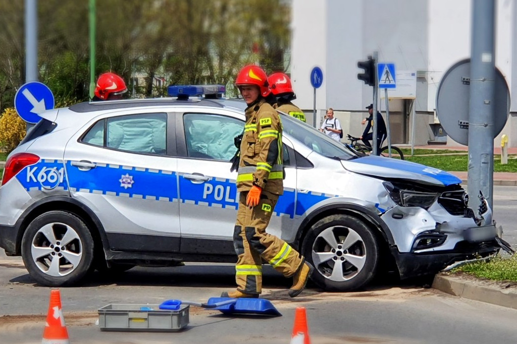 Kolizja z udziałem radiowozu w centrum