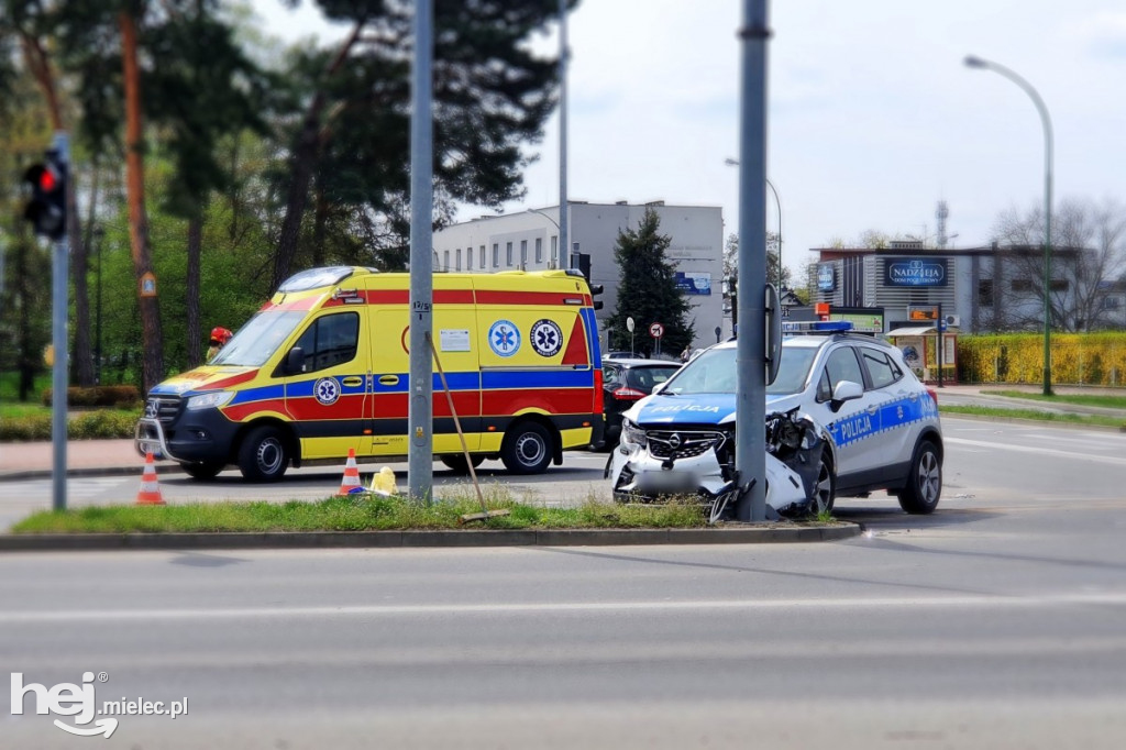 Kolizja z udziałem radiowozu w centrum