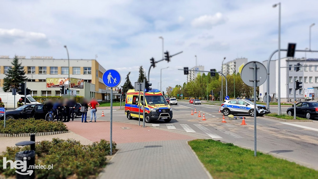 Kolizja z udziałem radiowozu w centrum