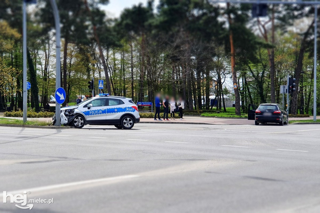 Kolizja z udziałem radiowozu w centrum