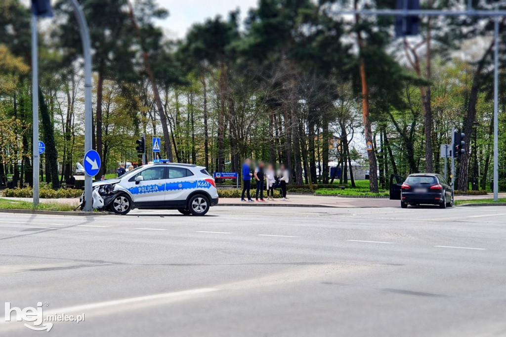 Kolizja z udziałem radiowozu w centrum