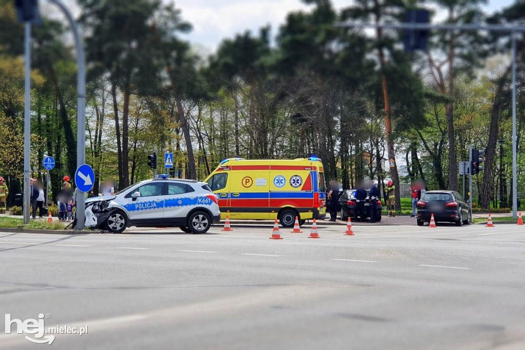 Kolizja z udziałem radiowozu w centrum