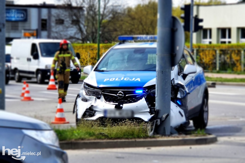 Kolizja z udziałem radiowozu w centrum