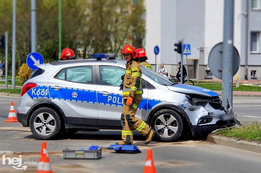 Kolizja z udziałem radiowozu w centrum