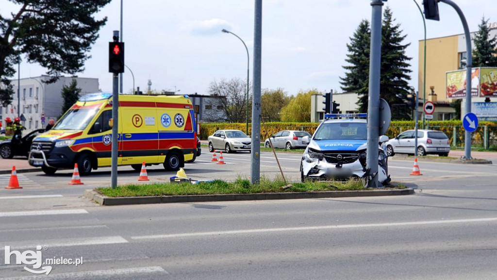 Kolizja z udziałem radiowozu w centrum
