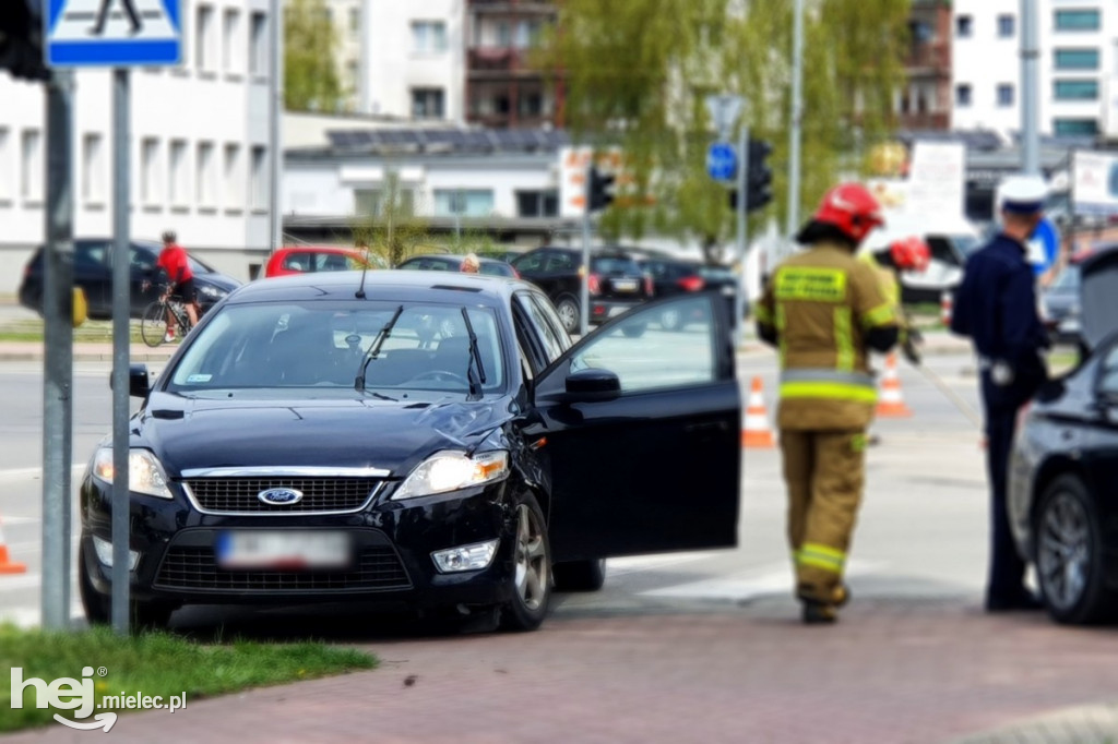 Kolizja z udziałem radiowozu w centrum