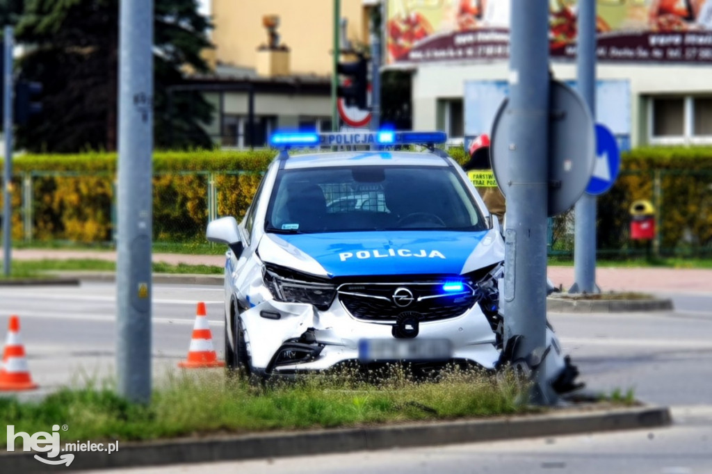 Kolizja z udziałem radiowozu w centrum