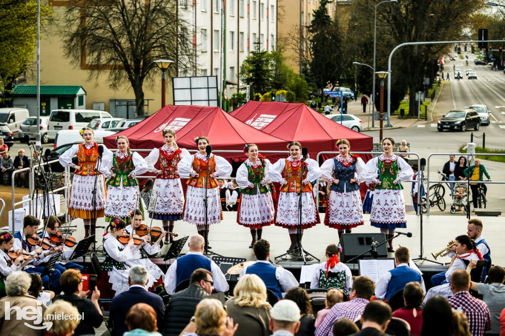 Majówka na ludowo na Górce Cyranowskiej