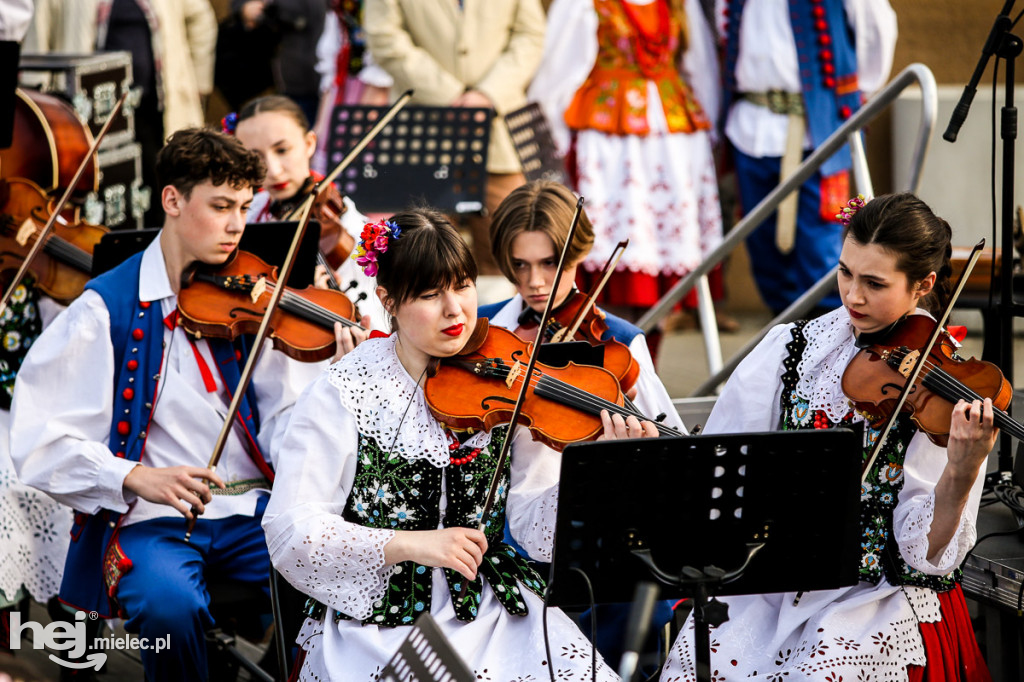 Majówka na ludowo na Górce Cyranowskiej