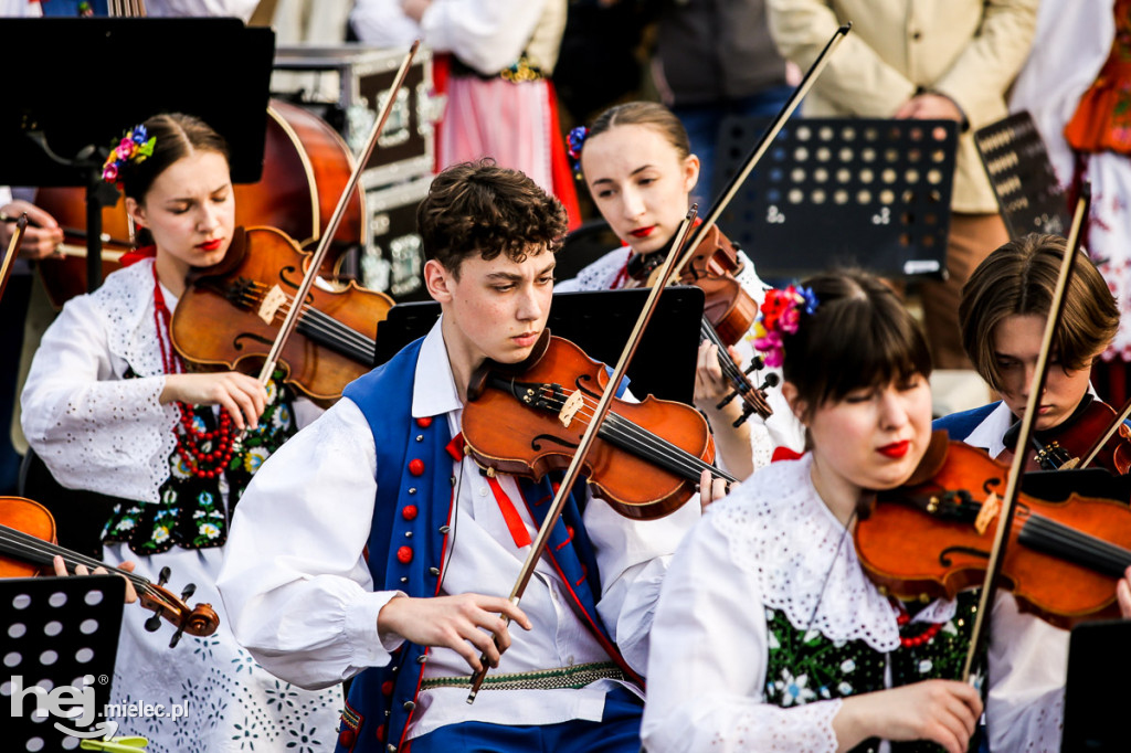 Majówka na ludowo na Górce Cyranowskiej