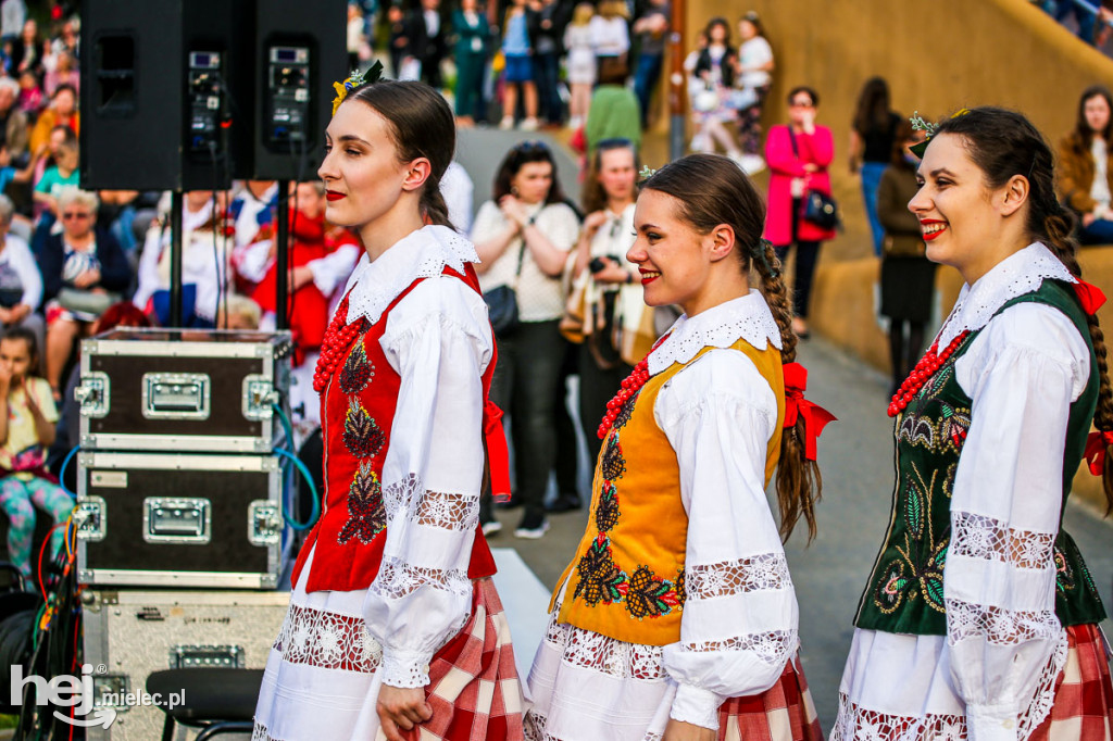 Majówka na ludowo na Górce Cyranowskiej