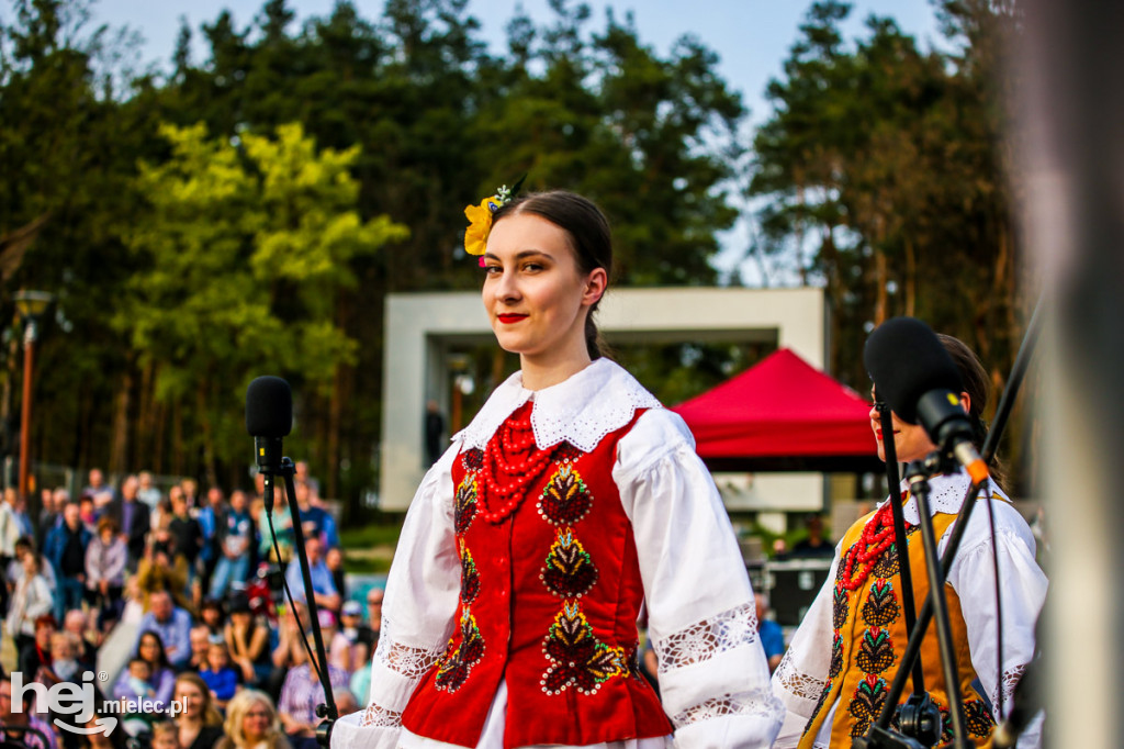 Majówka na ludowo na Górce Cyranowskiej