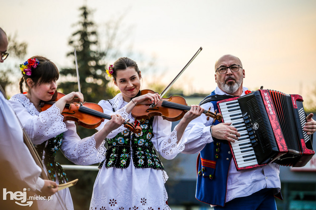 Majówka na ludowo na Górce Cyranowskiej