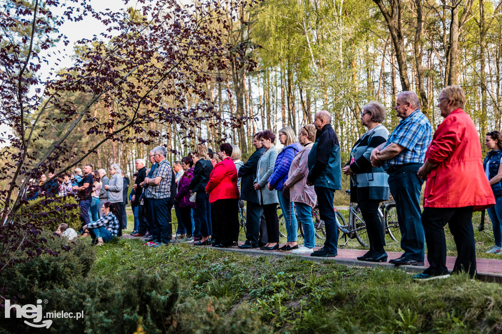 Nabożeństwo majowe przy kapliczce na Biesiadce