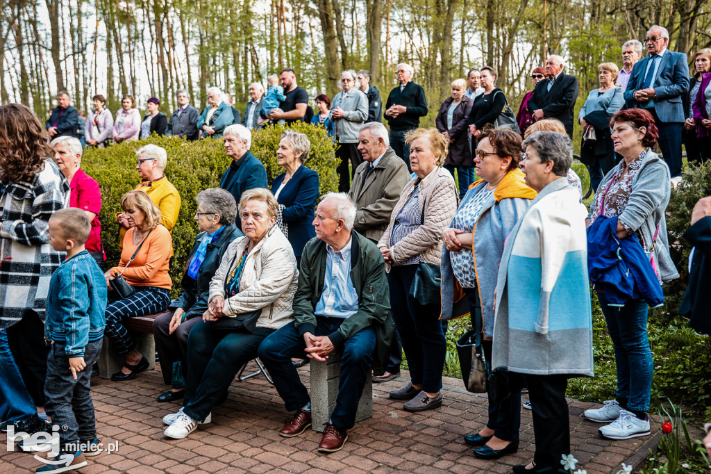 Nabożeństwo majowe przy kapliczce na Biesiadce