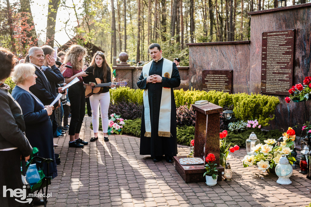 Nabożeństwo majowe przy kapliczce na Biesiadce