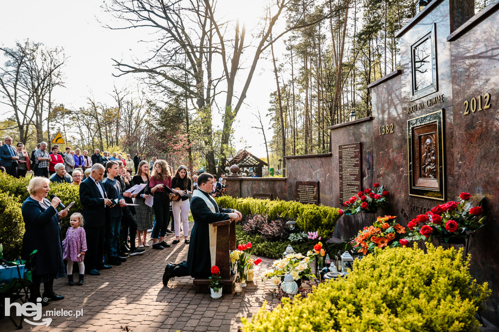 Nabożeństwo majowe przy kapliczce na Biesiadce