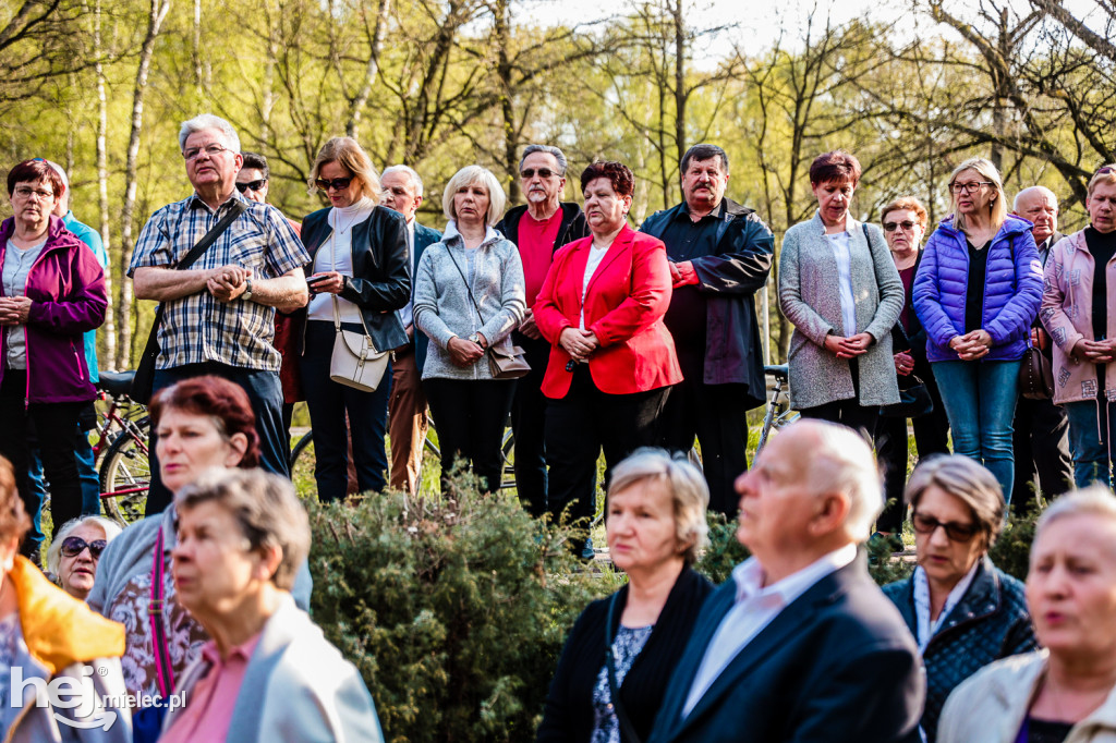Nabożeństwo majowe przy kapliczce na Biesiadce