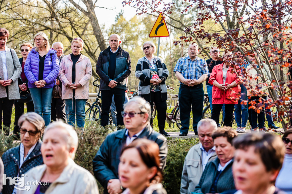 Nabożeństwo majowe przy kapliczce na Biesiadce
