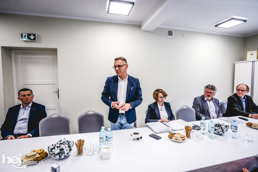 Podpisanie umów na realizację 22 dróg w gm. Padew Narodowa