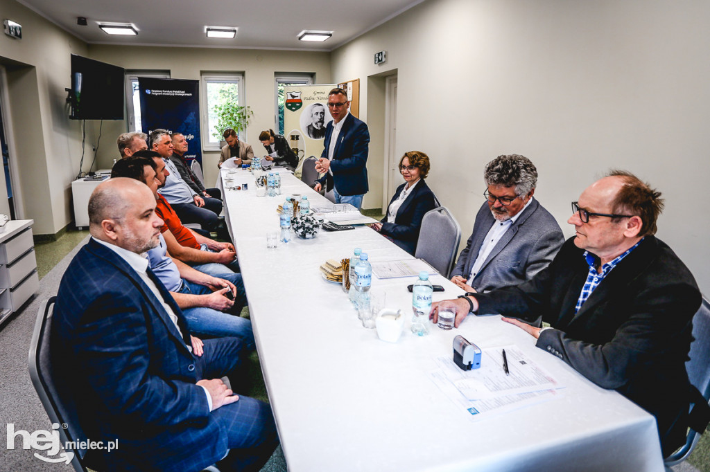 Podpisanie umów na realizację 22 dróg w gm. Padew Narodowa