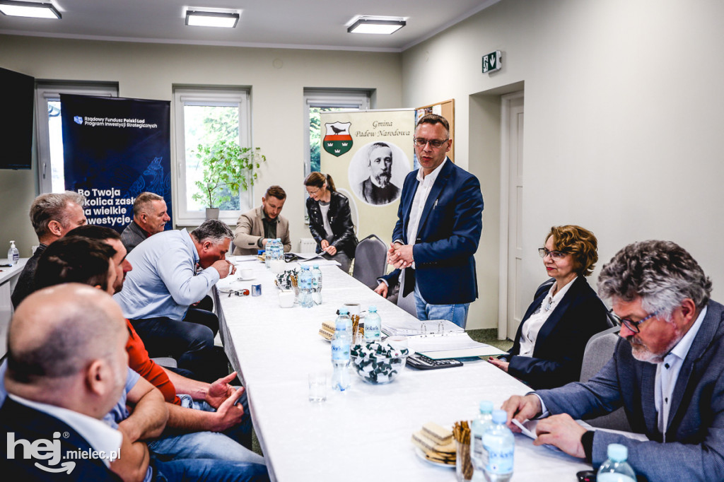 Podpisanie umów na realizację 22 dróg w gm. Padew Narodowa