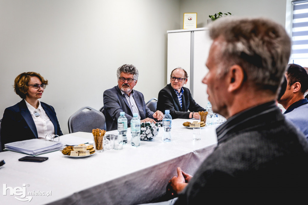 Podpisanie umów na realizację 22 dróg w gm. Padew Narodowa