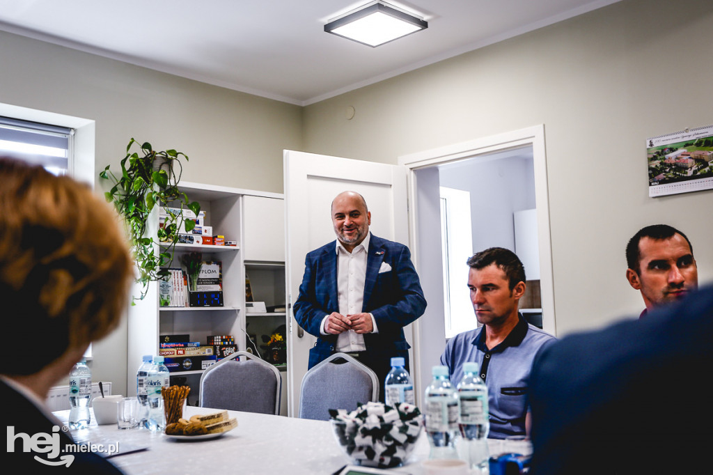 Podpisanie umów na realizację 22 dróg w gm. Padew Narodowa