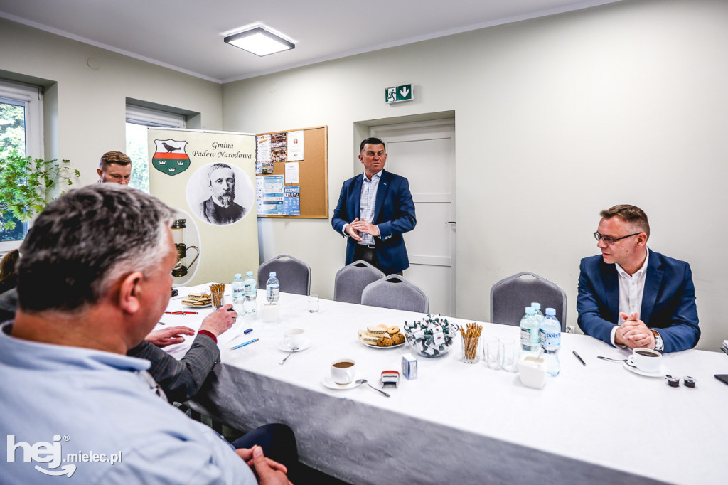 Podpisanie umów na realizację 22 dróg w gm. Padew Narodowa