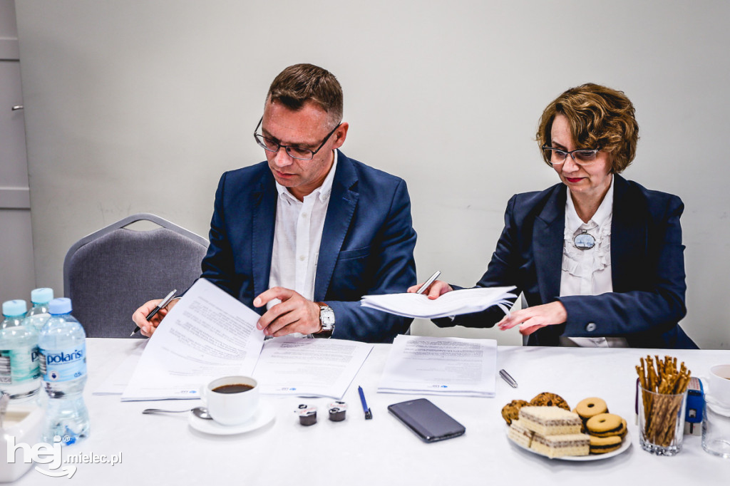 Podpisanie umów na realizację 22 dróg w gm. Padew Narodowa