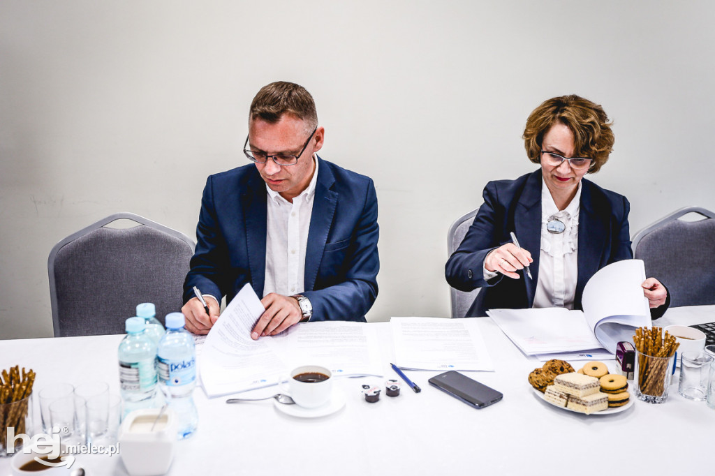 Podpisanie umów na realizację 22 dróg w gm. Padew Narodowa