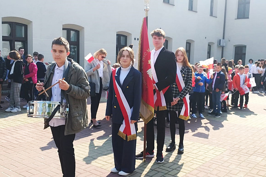 Patriotyczna uczniowska majówka w Rynku