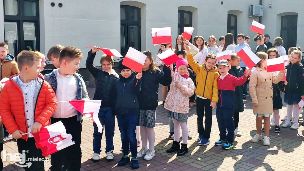Patriotyczna uczniowska majówka w Rynku