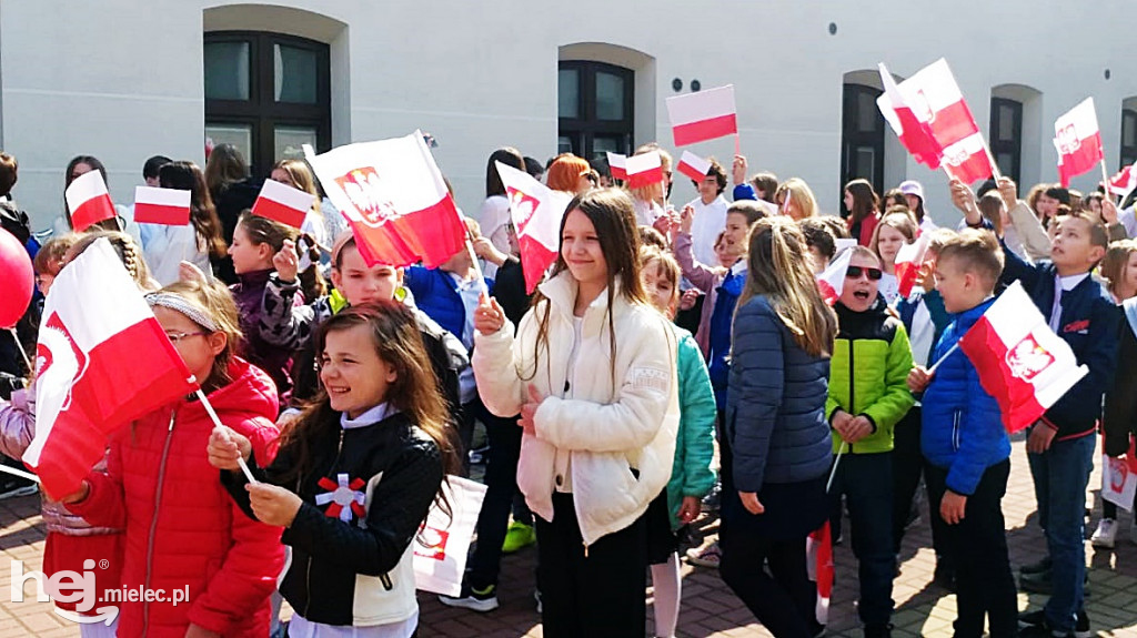 Patriotyczna uczniowska majówka w Rynku