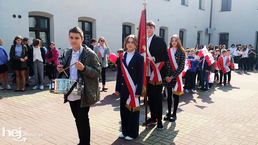 Patriotyczna uczniowska majówka w Rynku