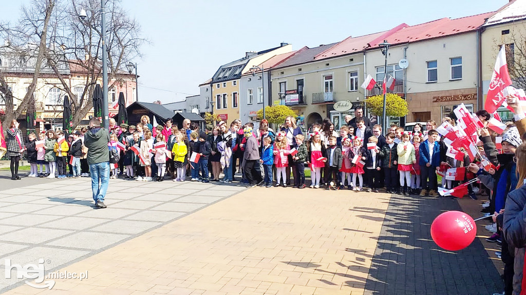 Patriotyczna uczniowska majówka w Rynku