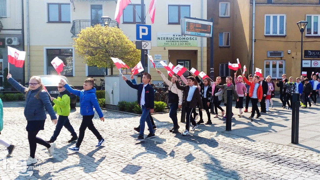 Patriotyczna uczniowska majówka w Rynku