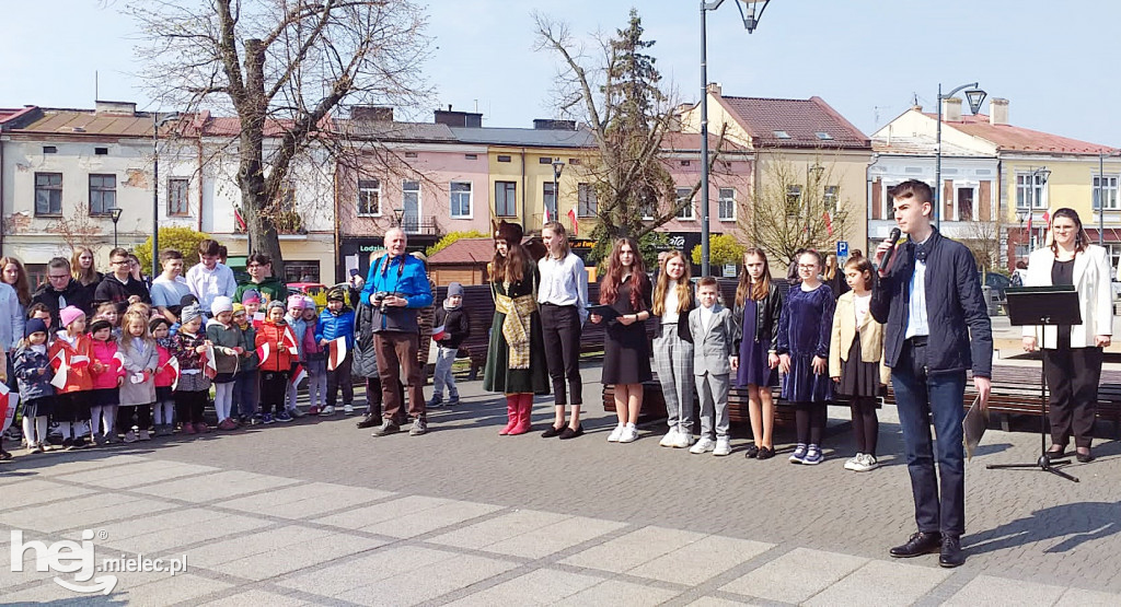 Patriotyczna uczniowska majówka w Rynku