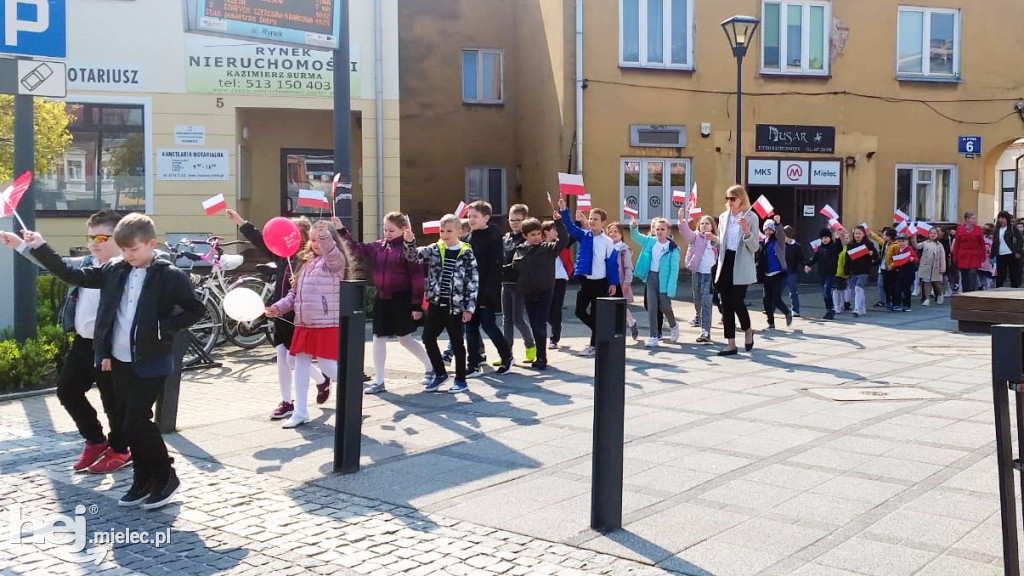 Patriotyczna uczniowska majówka w Rynku