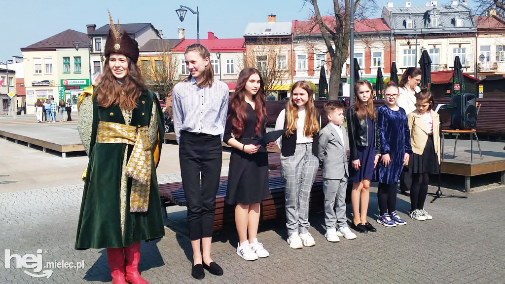 Patriotyczna uczniowska majówka w Rynku