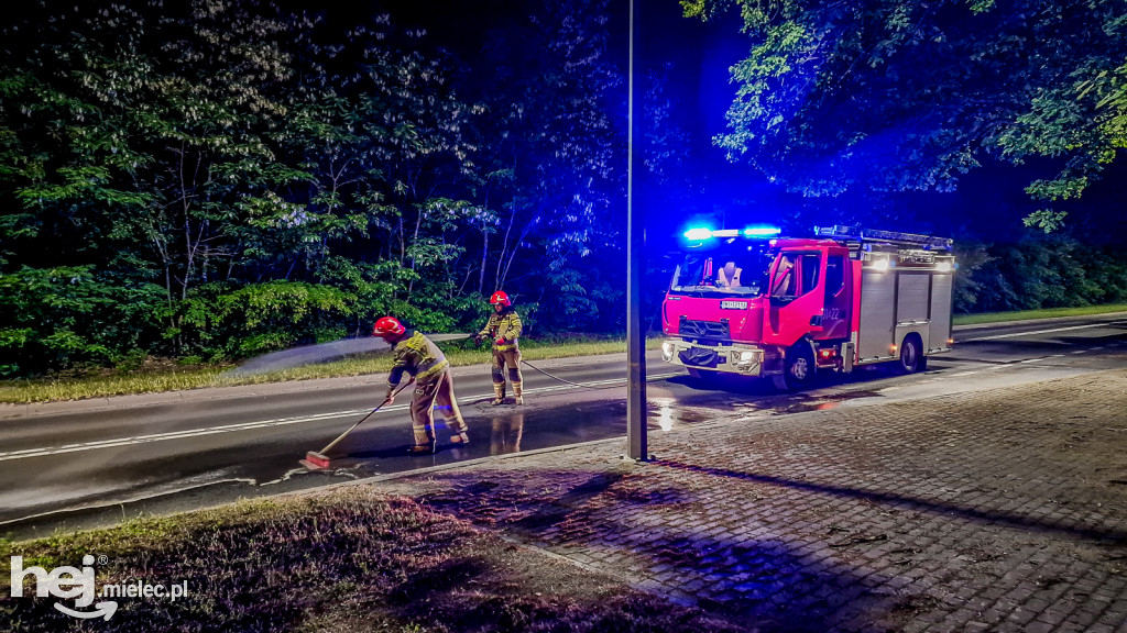 Autokar zgubił ropę