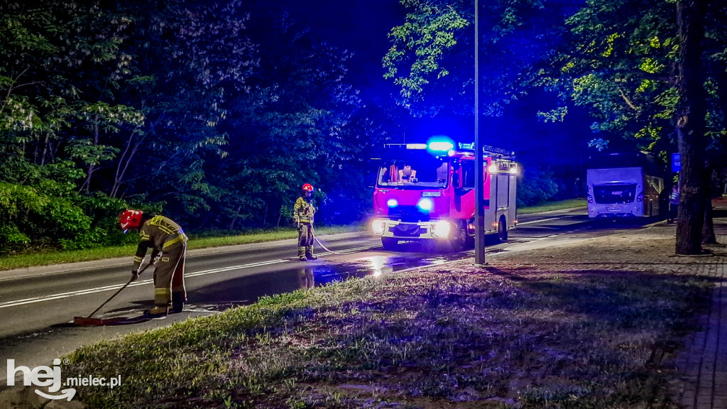 Autokar zgubił ropę