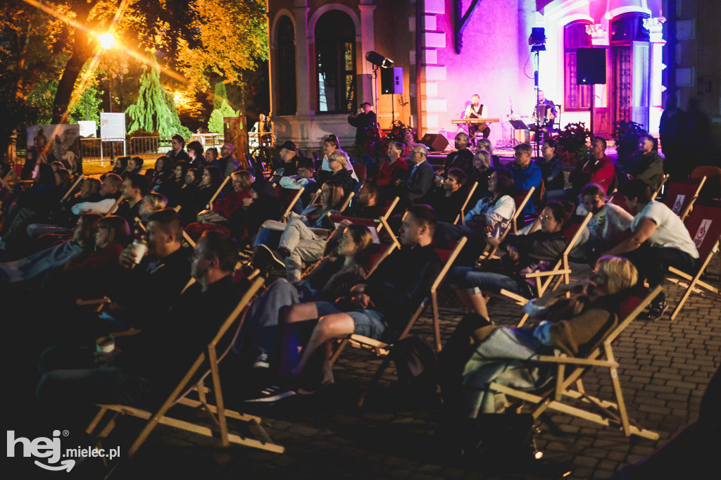 Plenerowe kino z muzyką na żywo