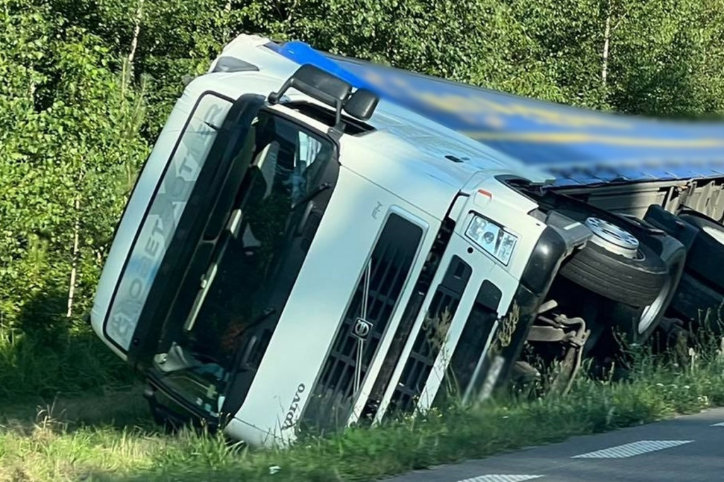 Utrudnienia na obwodnicy. Ciężarówka w rowie