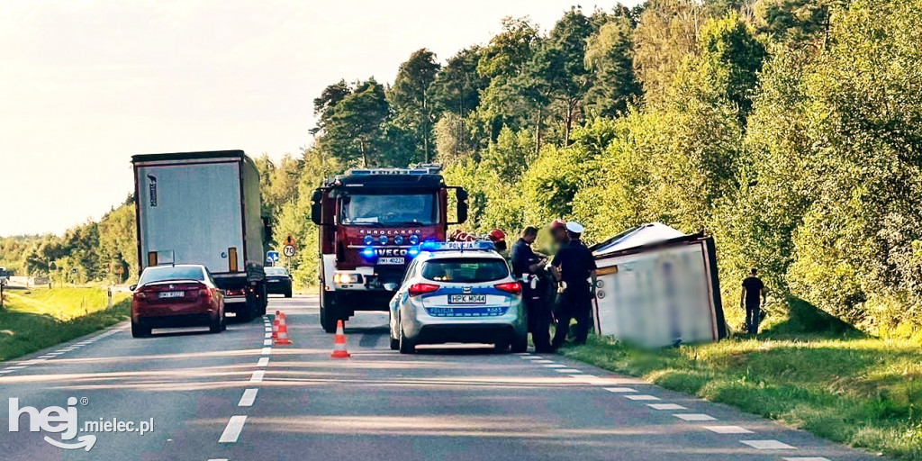 Utrudnienia na obwodnicy. Ciężarówka w rowie