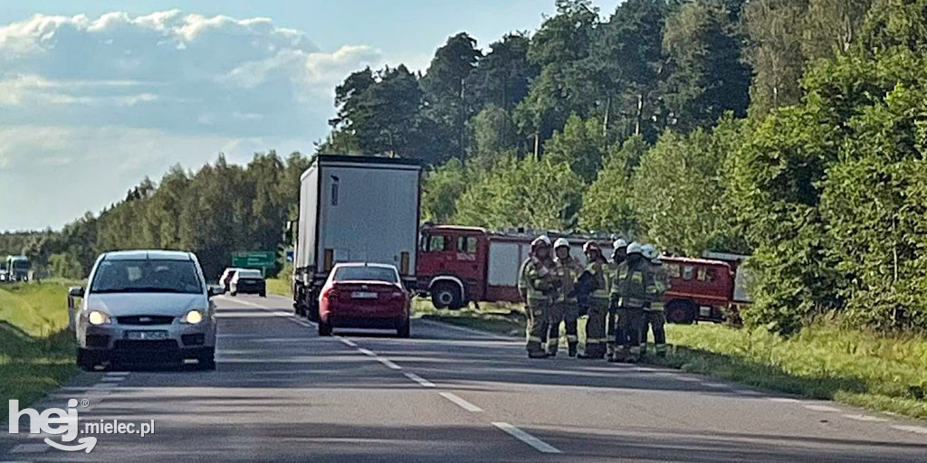 Utrudnienia na obwodnicy. Ciężarówka w rowie