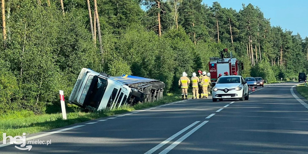 Utrudnienia na obwodnicy. Ciężarówka w rowie