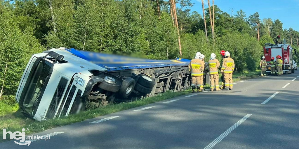 Utrudnienia na obwodnicy. Ciężarówka w rowie