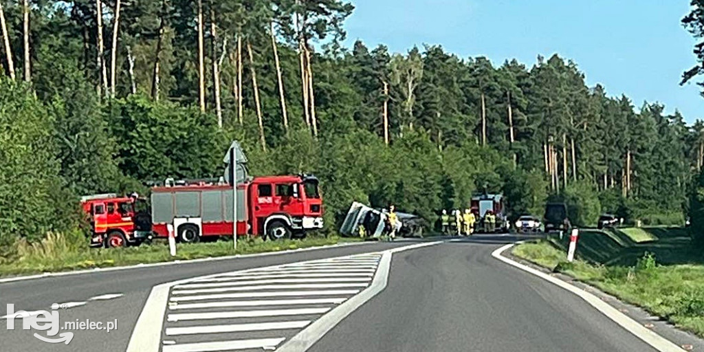 Utrudnienia na obwodnicy. Ciężarówka w rowie